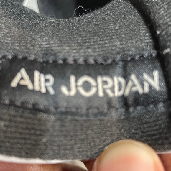 Selling Jordan 4’s red white black - Picture 6 of 7